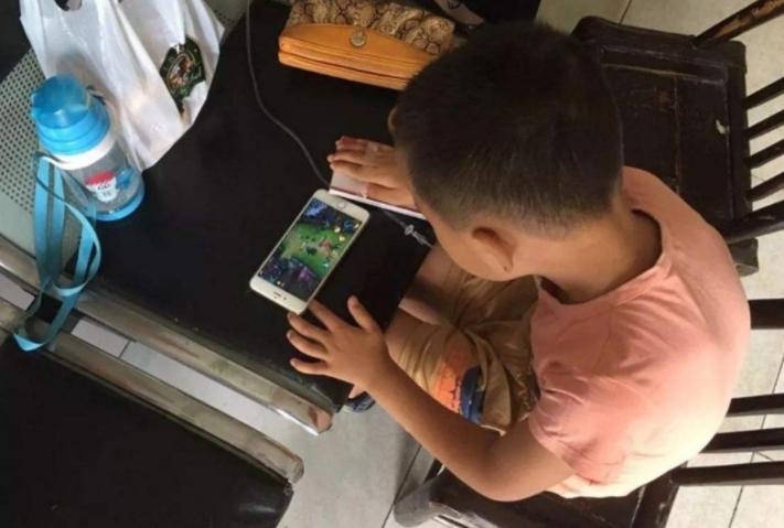 小学生沉迷游戏8天花两万,小学生沉迷游戏8天花2万多
