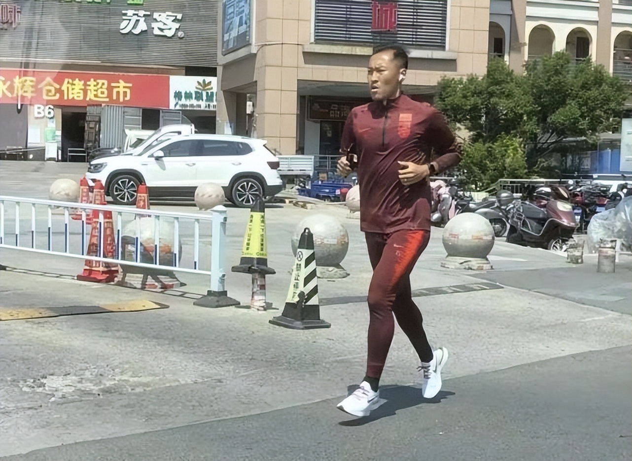 自律队长正常的样子,自律足球员