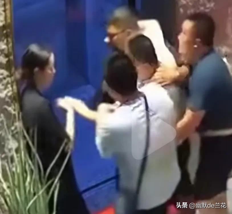 你不要碰我！女子上班的时候被醉酒男子袭胸，吓得浑身发抖