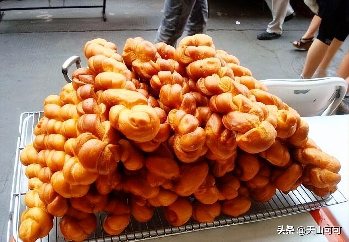 炸麻花怎么和面才酥脆好吃,炸麻花和面方法外酥里嫩教程