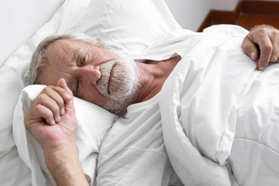 65岁老人喝牛奶好还是喝奶粉好,为什么医生不建议老年人喝牛奶