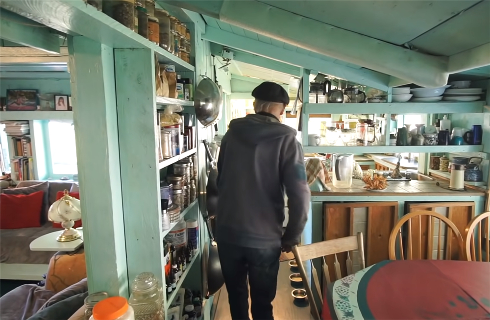 夫妻二人买下海岛过起隐居的生活,夫妻隐居小岛与世隔绝