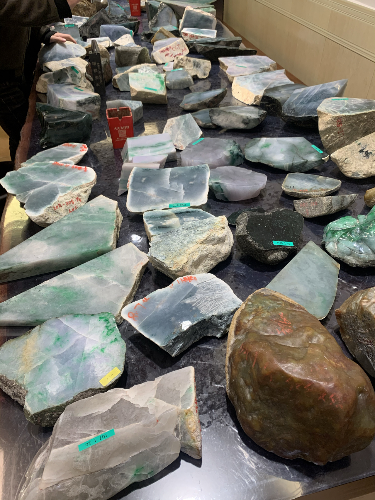 翡翠直播卖货第一名怎样分辨真假,揭秘翡翠原石直播的骗局