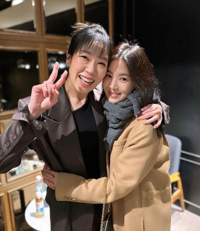 42岁宋慧乔大变样！最新照片认不出，变成单眼皮，眉毛粗笑容勉强