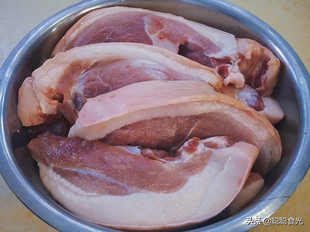 腌腊肉100斤肉放多少盐才不咸不淡,10斤猪肉放了180克盐腌腊肉会咸吗