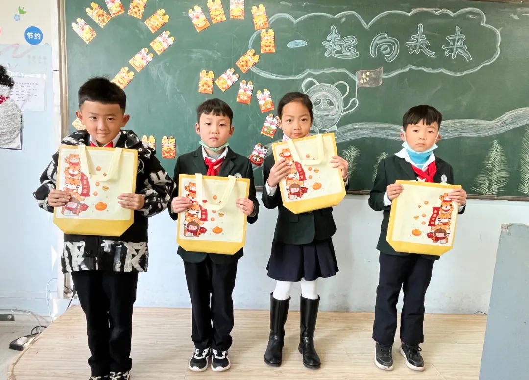 开学季校园展示打卡,开学啦冰墩墩小学生积极向上图片