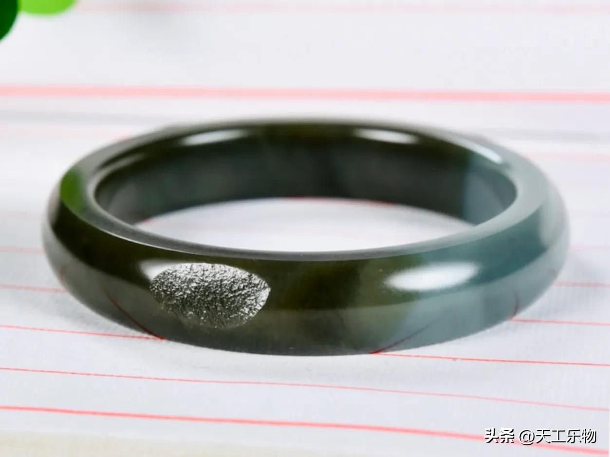 和田玉肉眼看有很多棉的手镯好吗,玉器店有玉手镯卖吗