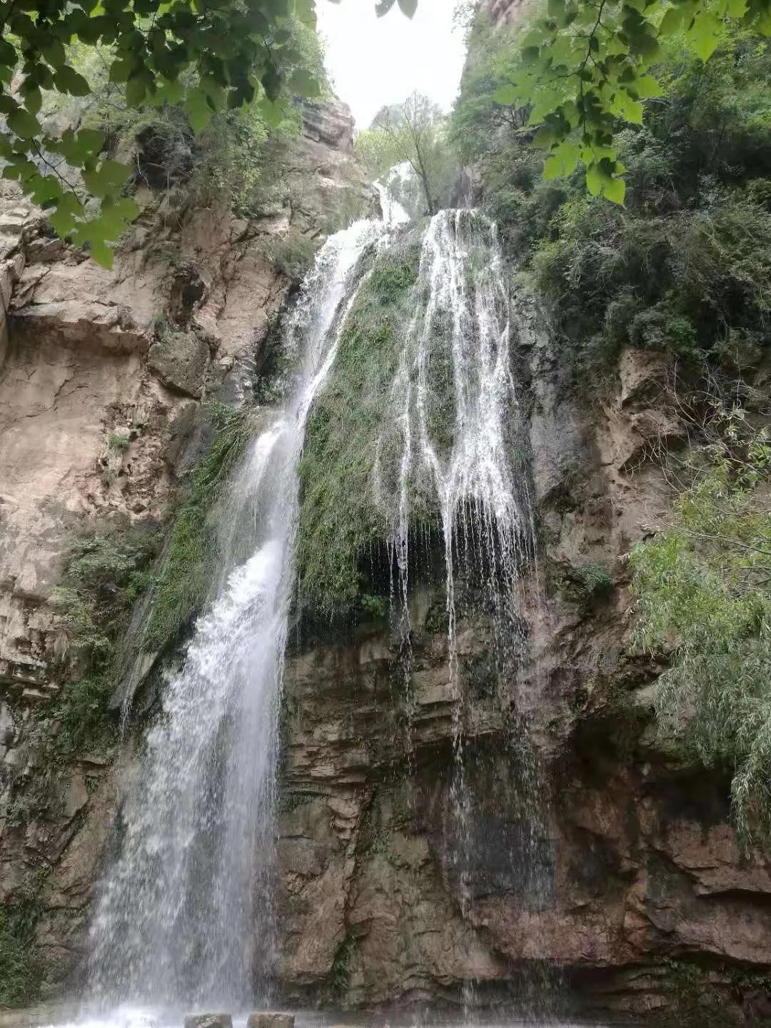 清王含光晚年隐居王官谷：门对天柱峰，窗掛千尺瀑。