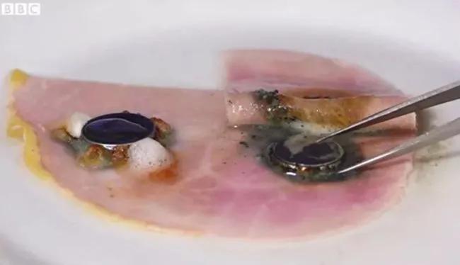 英国一幼儿吞电池死亡,英国2岁女孩被电池烧穿食道