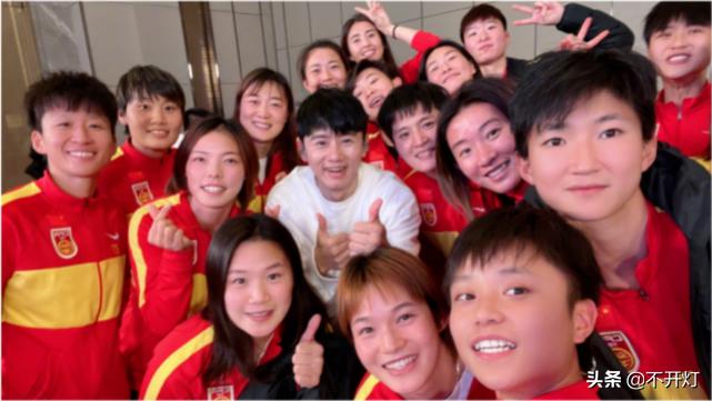 张杰为女足献唱在哪儿,张杰为女足献歌铿锵玫瑰