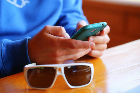 31岁马来西亚富豪用漂流瓶淘到中国女友，3年后奔现女子却溜了