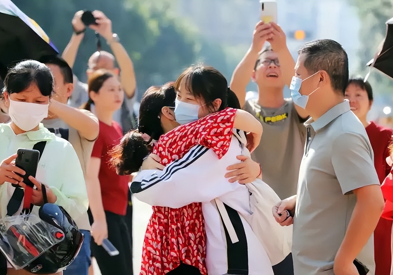 13年一女孩高考成绩从586变364，家长向教育局讨说法，结局大反转