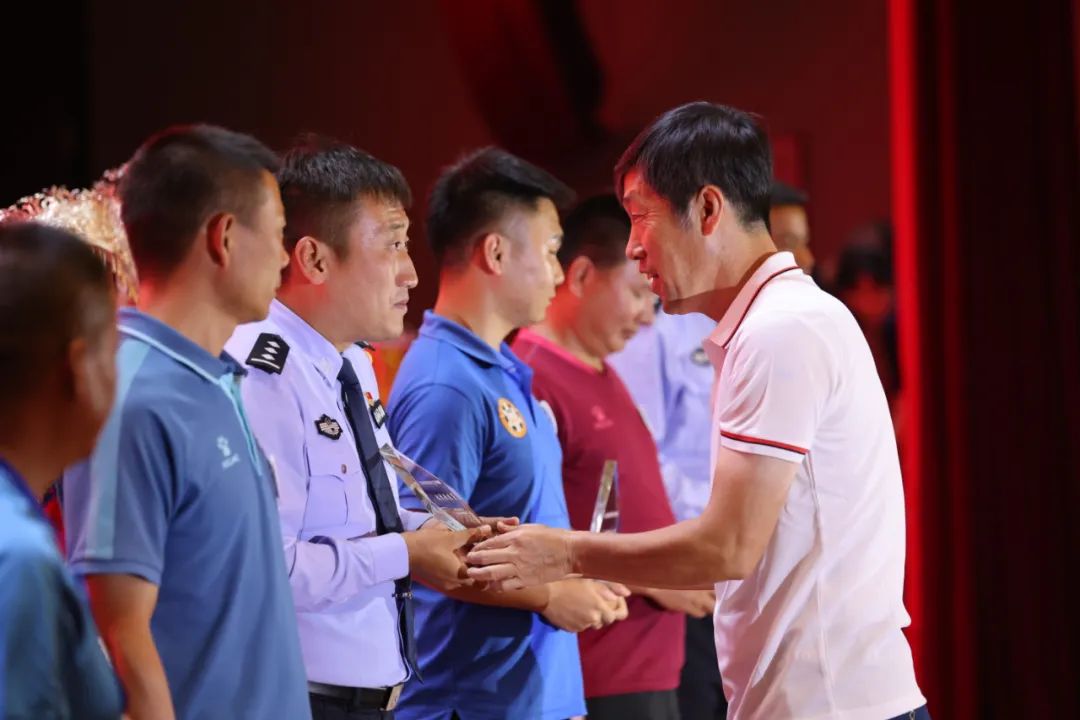 赢了！北京警察与来自贫困山区的小“C罗”们……