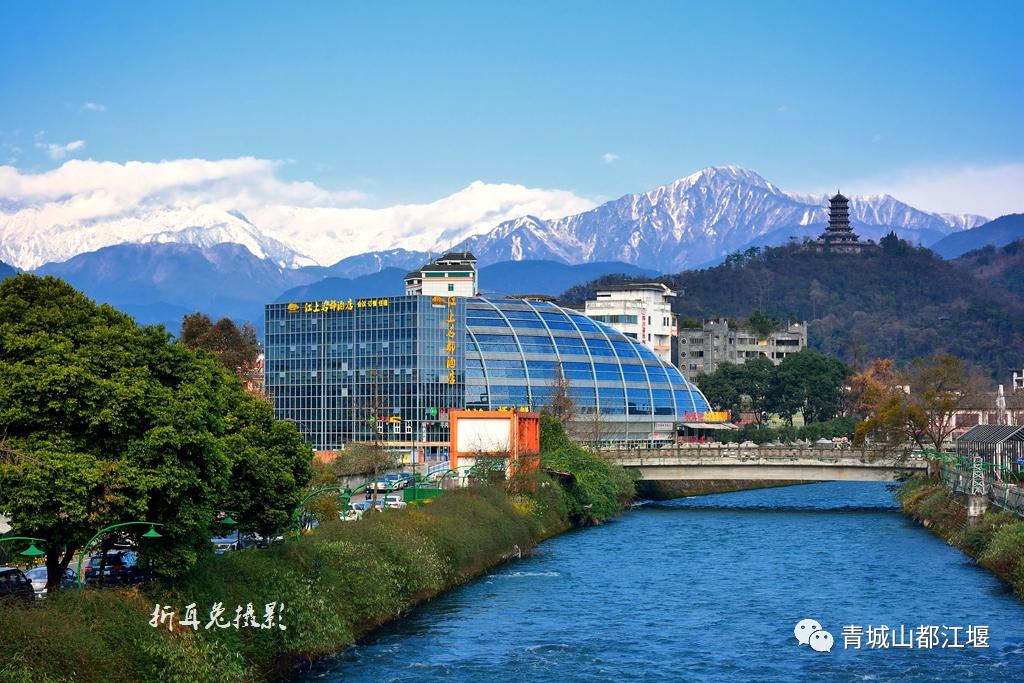 晴空雪山,雨过天晴的都江堰又见雪山