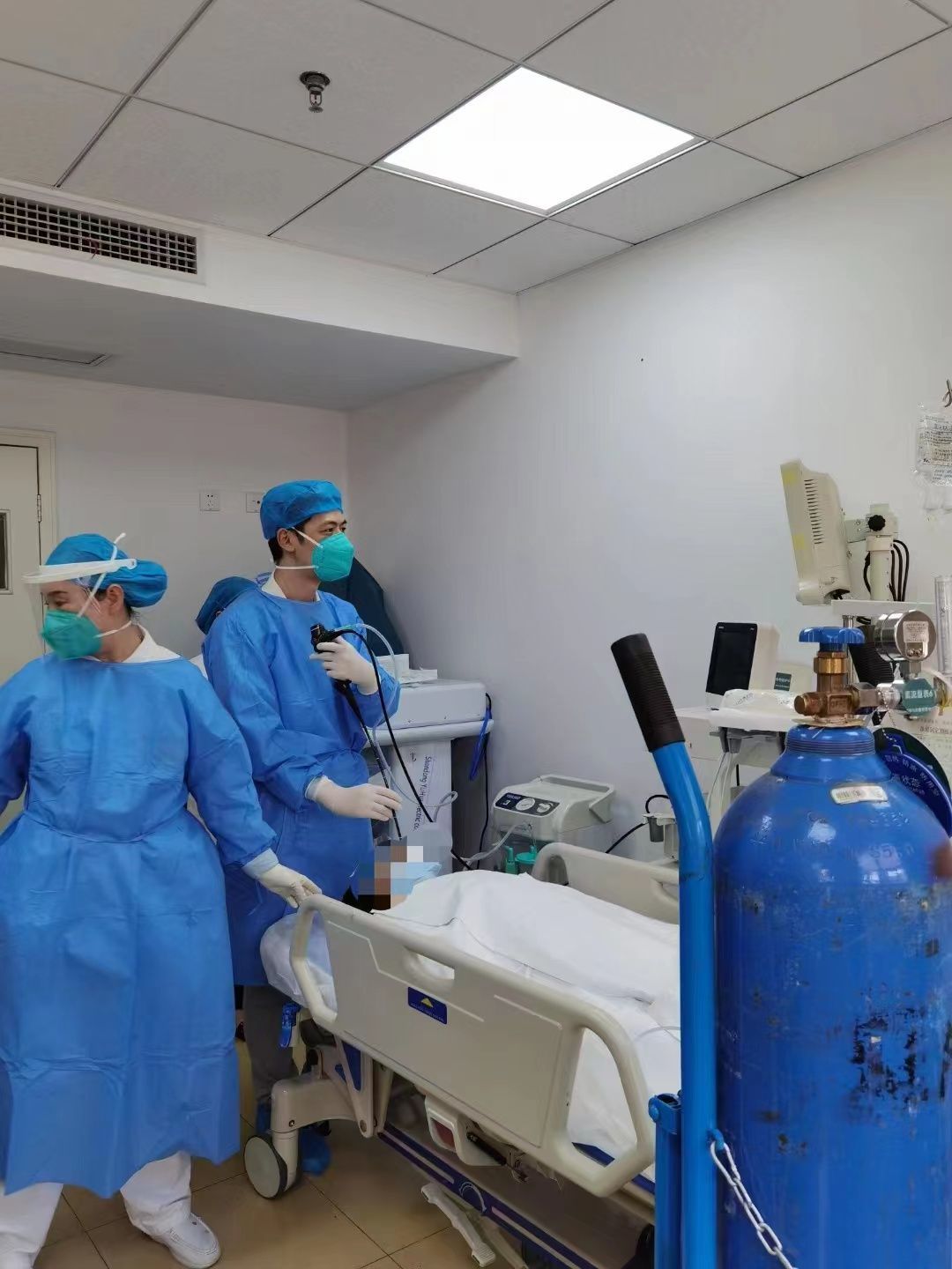 一仰头，药片入喉，六旬老人服药时卡住气管