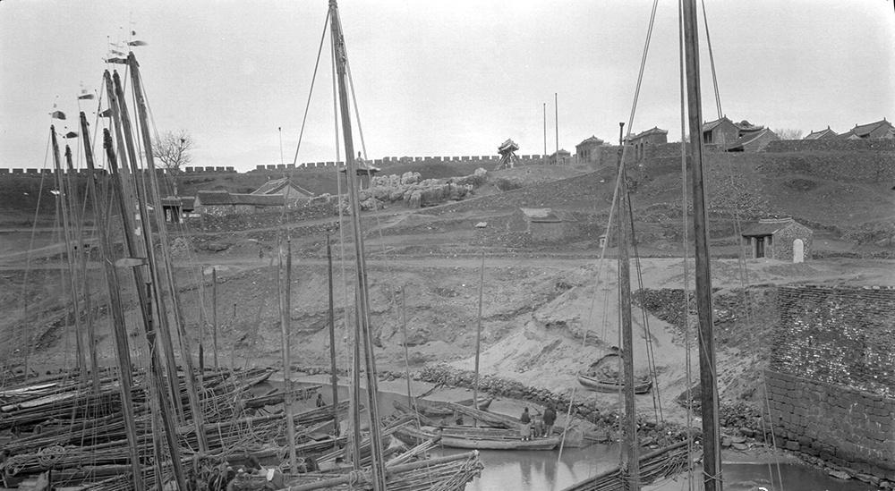 高清老照片：旗人格格大腿岔开豪放洗衣，地主三妻四妾不输女明星