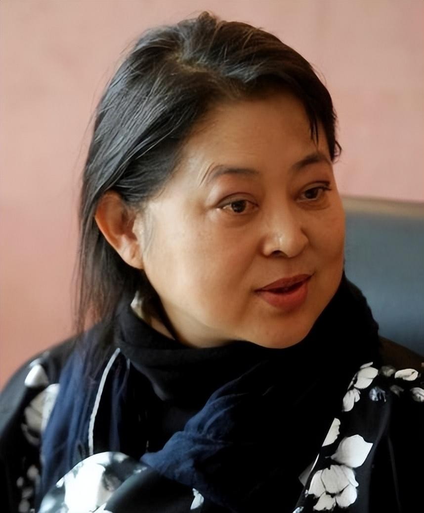 收手吧倪萍!别再*辱侮**观众智商了，64岁演“刘姥姥”雷人又无脑