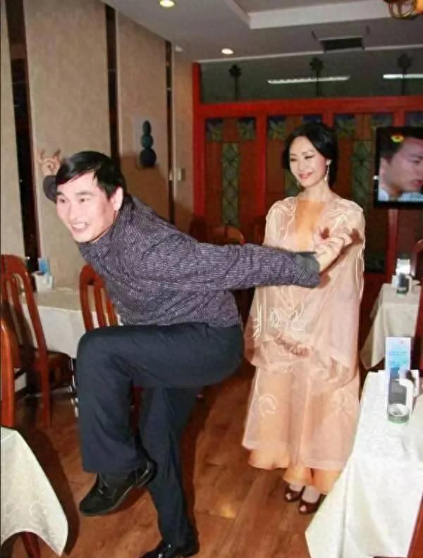 “纤夫哥”的跌宕人生：从春晚到牢狱，再到娶小娇妻