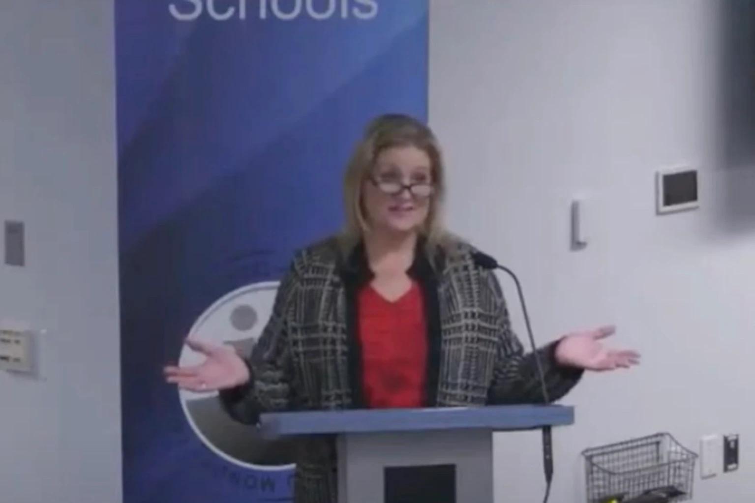 挖掘机抓玩具,挖掘机抓着飞机在飞的视频