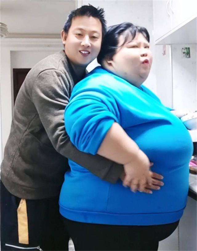 结婚3年校花被丈夫喂胖到332斤,当年校花被丈夫养胖三百多斤