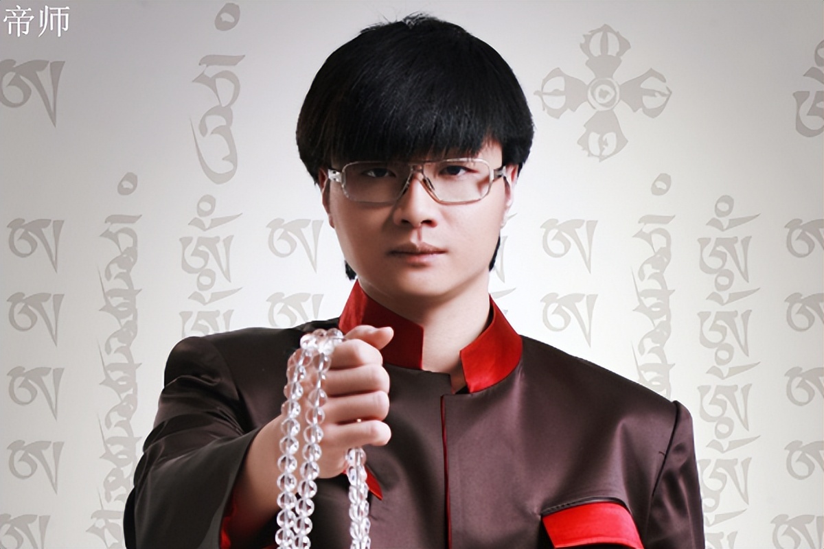 他被称为最强风水师，一言不合就砸助理，用鞋底子抽老婆的脸！