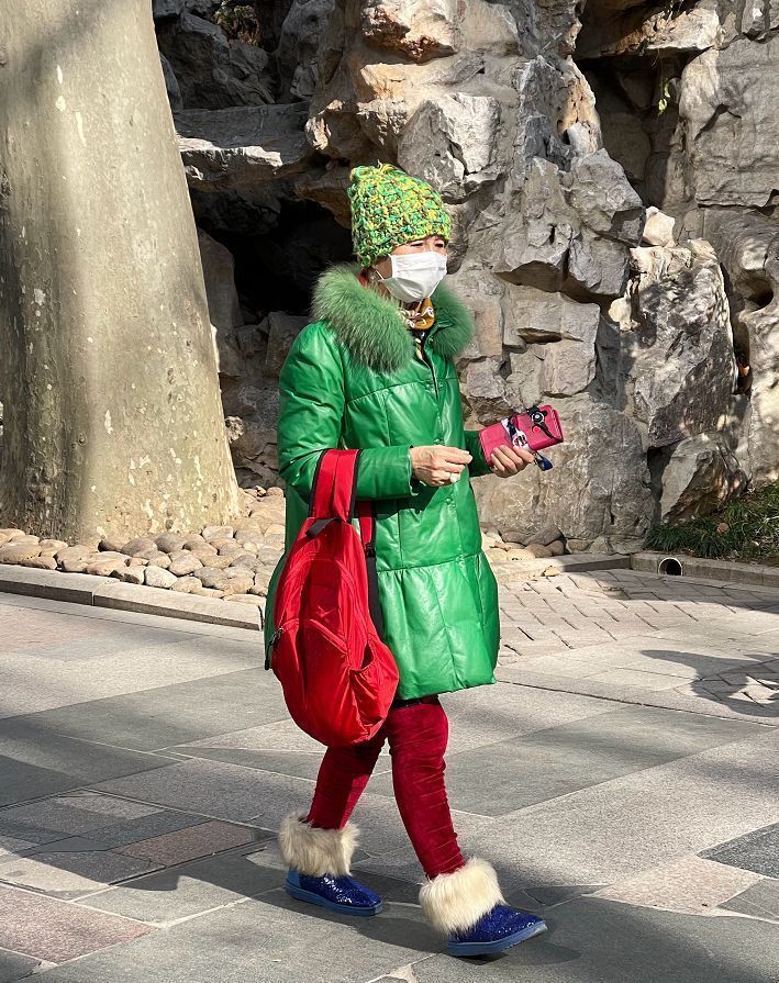 女人上了年纪也别穿得太土,40岁女人穿这几种颜色很土