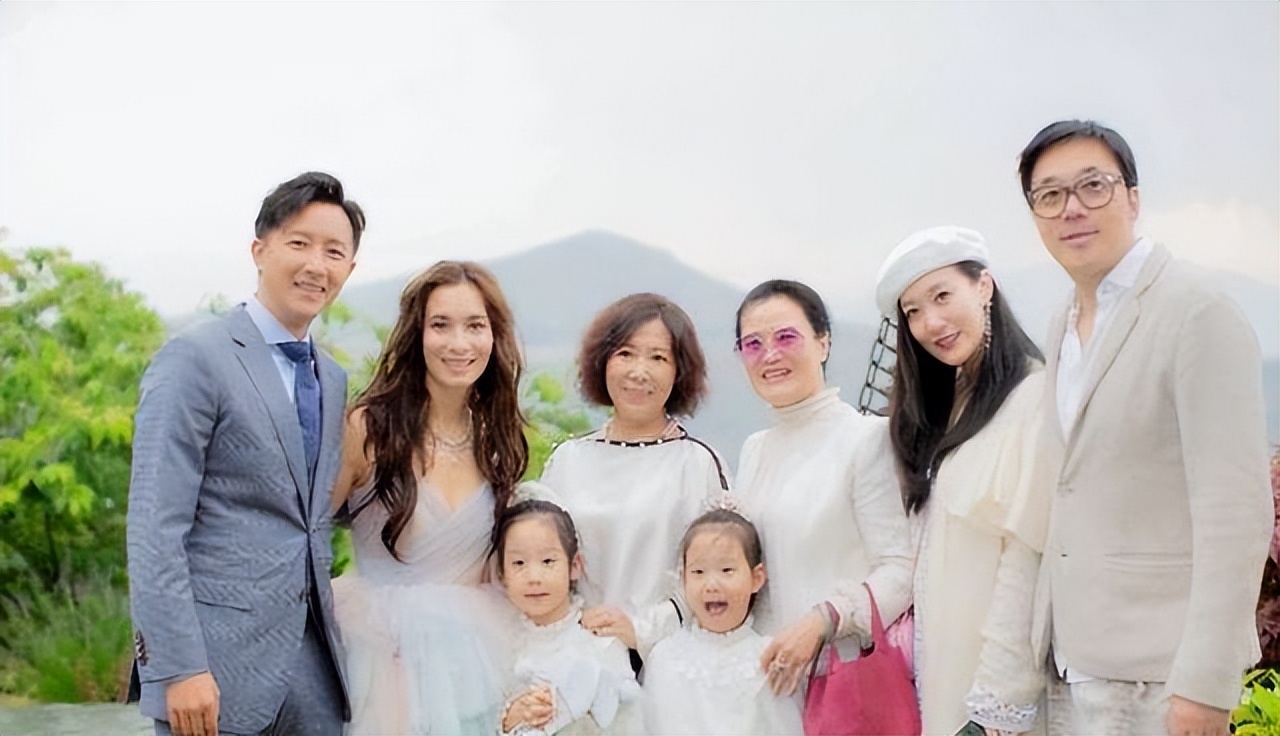 “大魔王”谭晶：当年高考她哭了3天，嫁给大9岁的院士幸福吗？