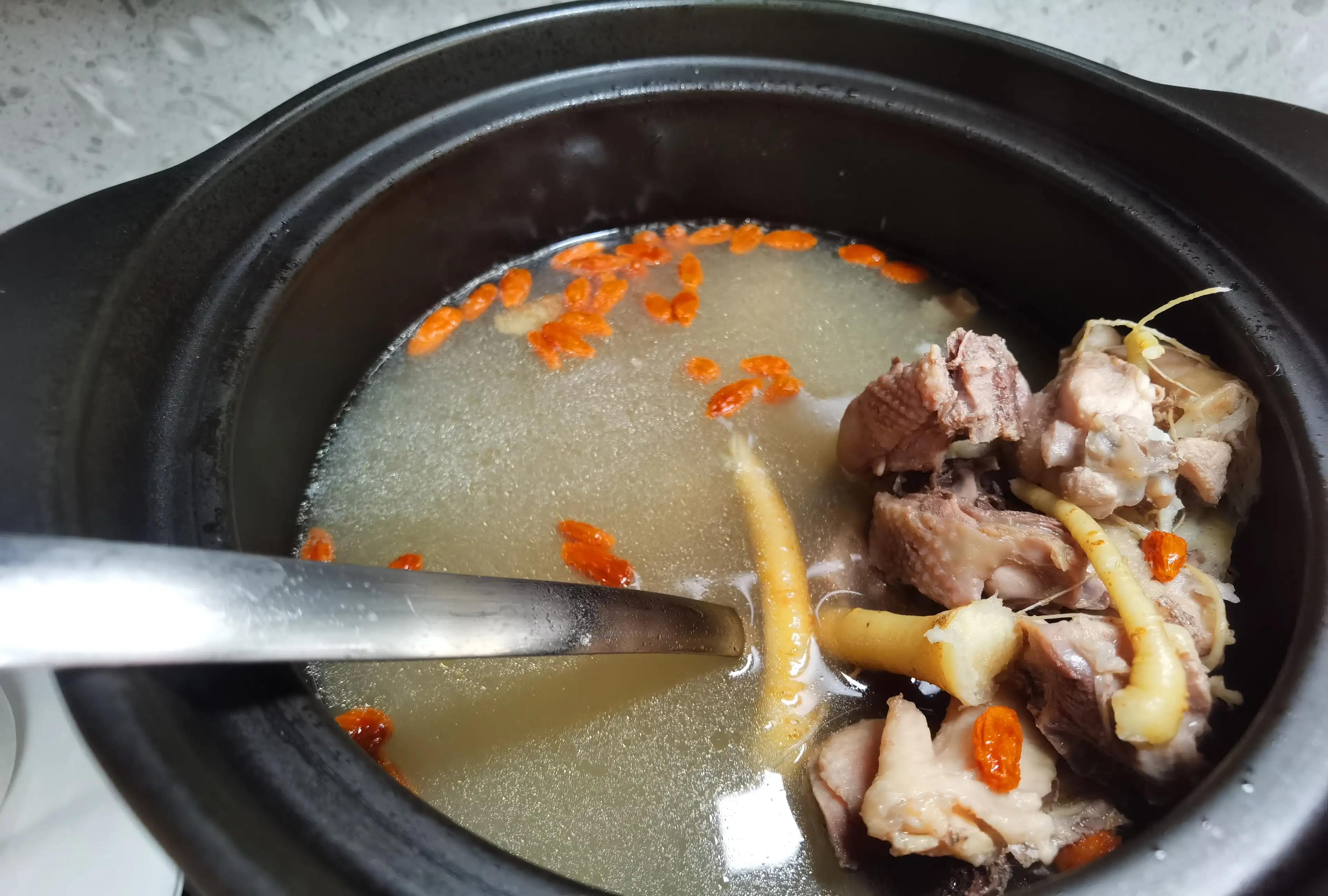 白鸽炖鲜人参补气血,鲜人参煲老鸡