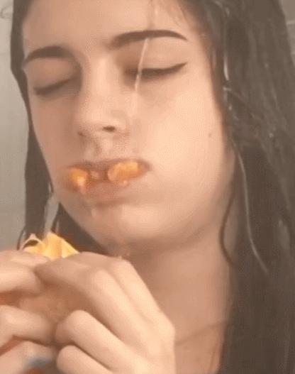 边洗澡边吃橙子像猴子,边洗澡边吃橙子的感觉