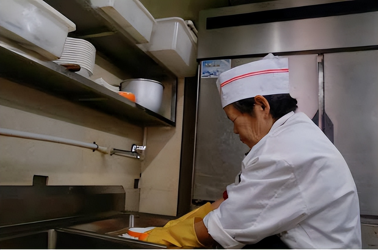 成都口袋婆婆：拾荒20年，养活两个病患，三代人，直言：死不成