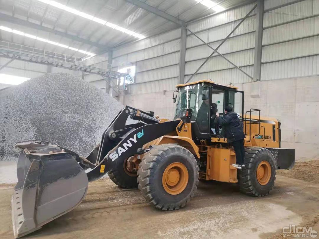 一年节省25万元油费，三一电动装载机真香