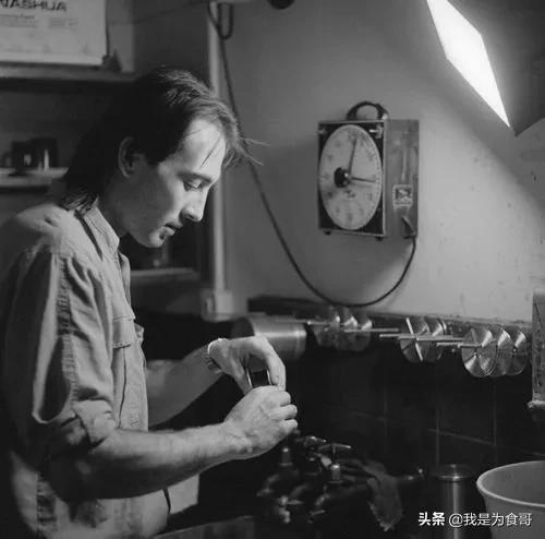 1993年他拍下一张照片火遍全球,他用一个镜子拍了惊艳的照片