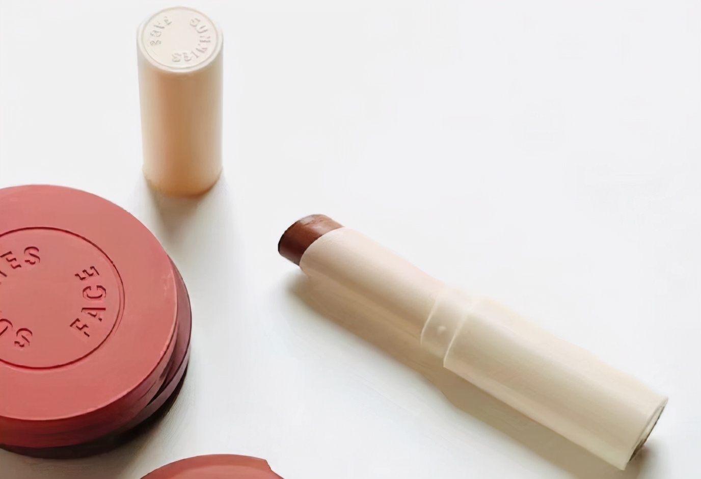 不爱化妆、涂口红的女人：5支有颜色的唇膏，涂上滋润又显气色