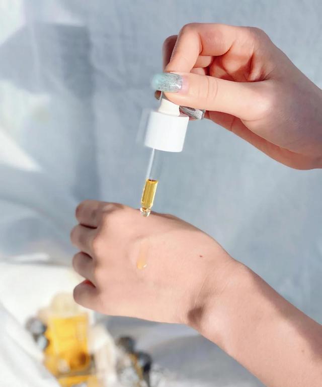 更年期的女人，护肤建议多涂2霜1油，润白皮肤，不做黄脸婆