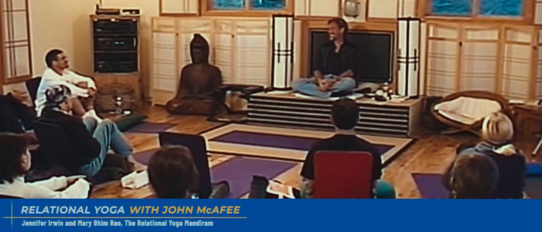 为了拍出这部荒谬的纪录片，他们陪着通缉犯一起逃亡