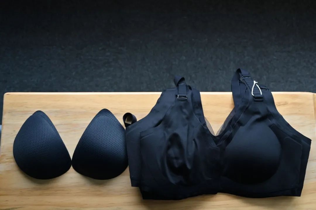 她为没有乳房的姐妹，穿上内衣