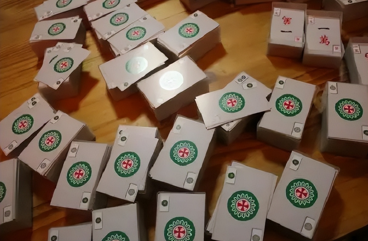 小伙经营麻将馆自己发明纸牌,小伙发明纸牌麻将