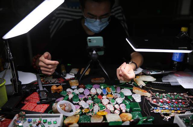 离开瑞丽的人：玉石女主播拖欠房贷数十万不再背爱马仕