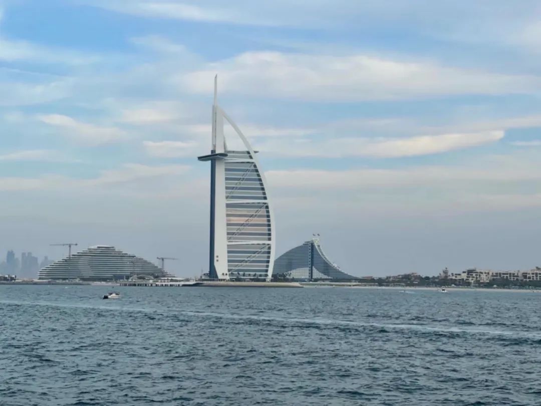 迪拜00后创业,迪拜创业月收入百万