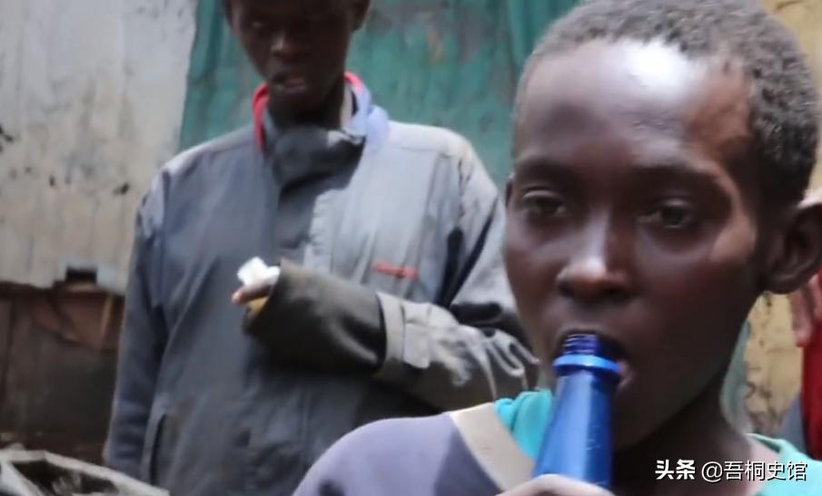 非洲男孩每天喝“胶水”，终日与蚊子相伴，被人称为“僵尸男孩”
