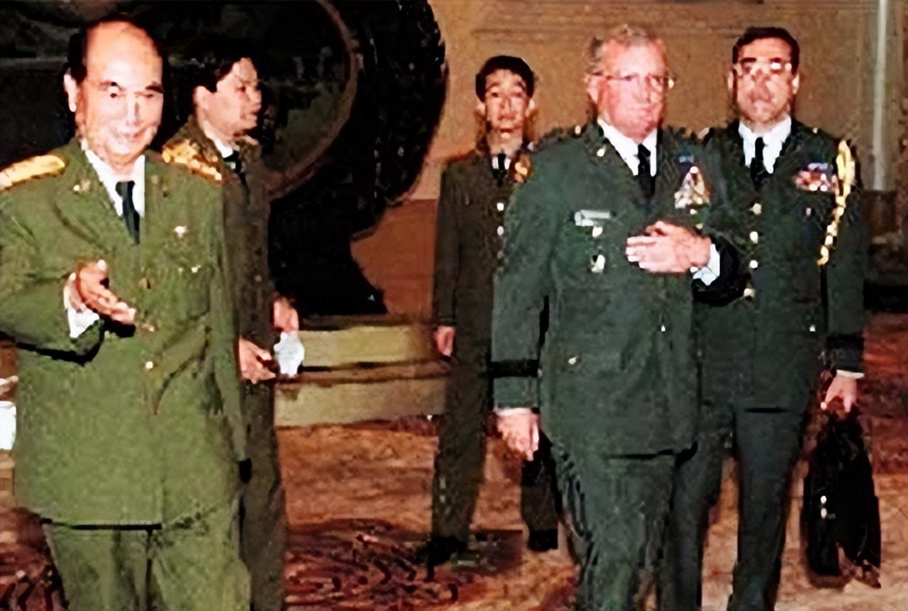 1998年*万年张**访美，美国陆军司令一把将其抱住大喊：可算抓到你了