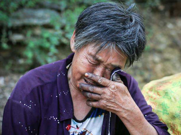 2013年,河北4岁男婴遭石头雨攻击,右手截肢奶奶怒骂:都是你害的