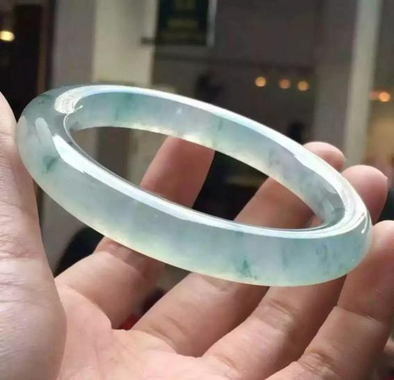 翡翠手镯是胶感好还是冰感好,翡翠手镯紧点好还是松点好