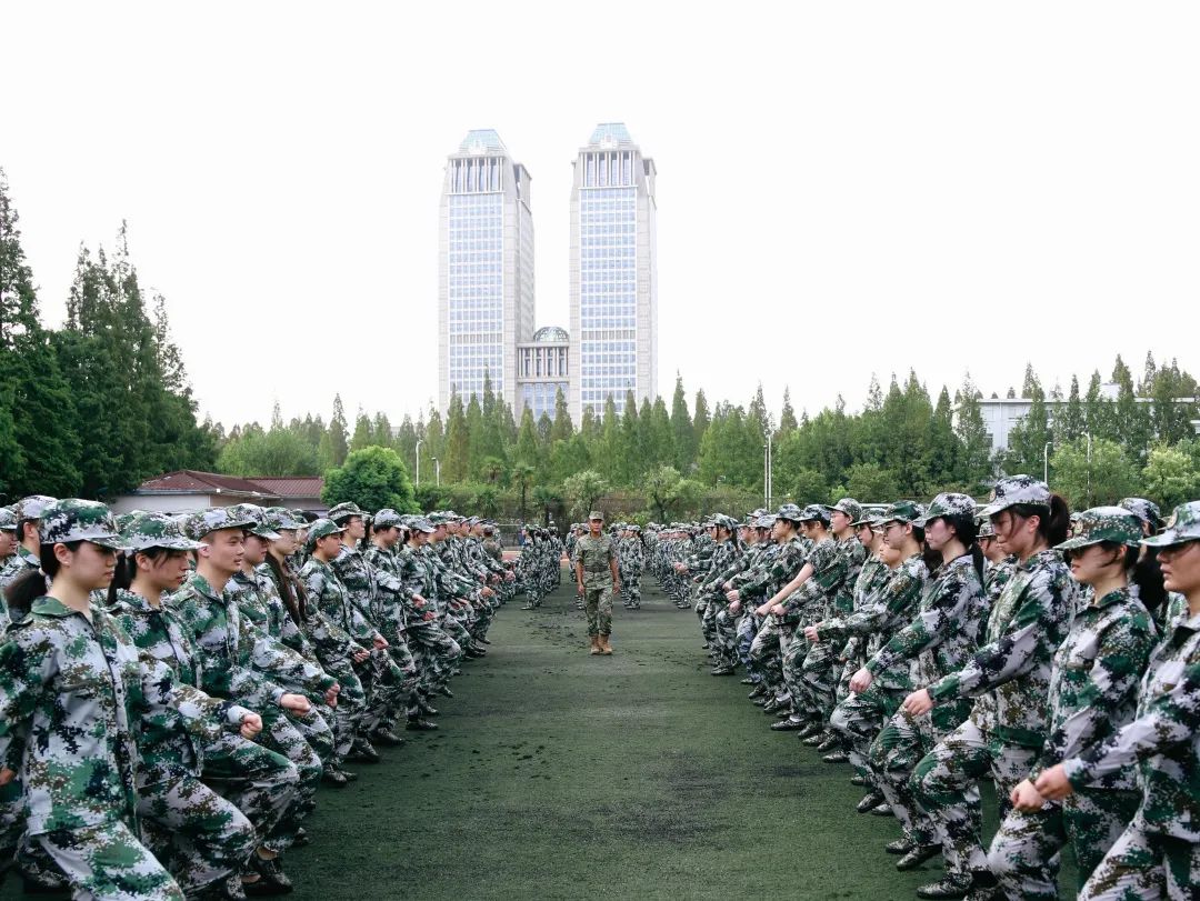 军训英姿飒爽的背后是汗水换来的,军训用汗水向青春致敬