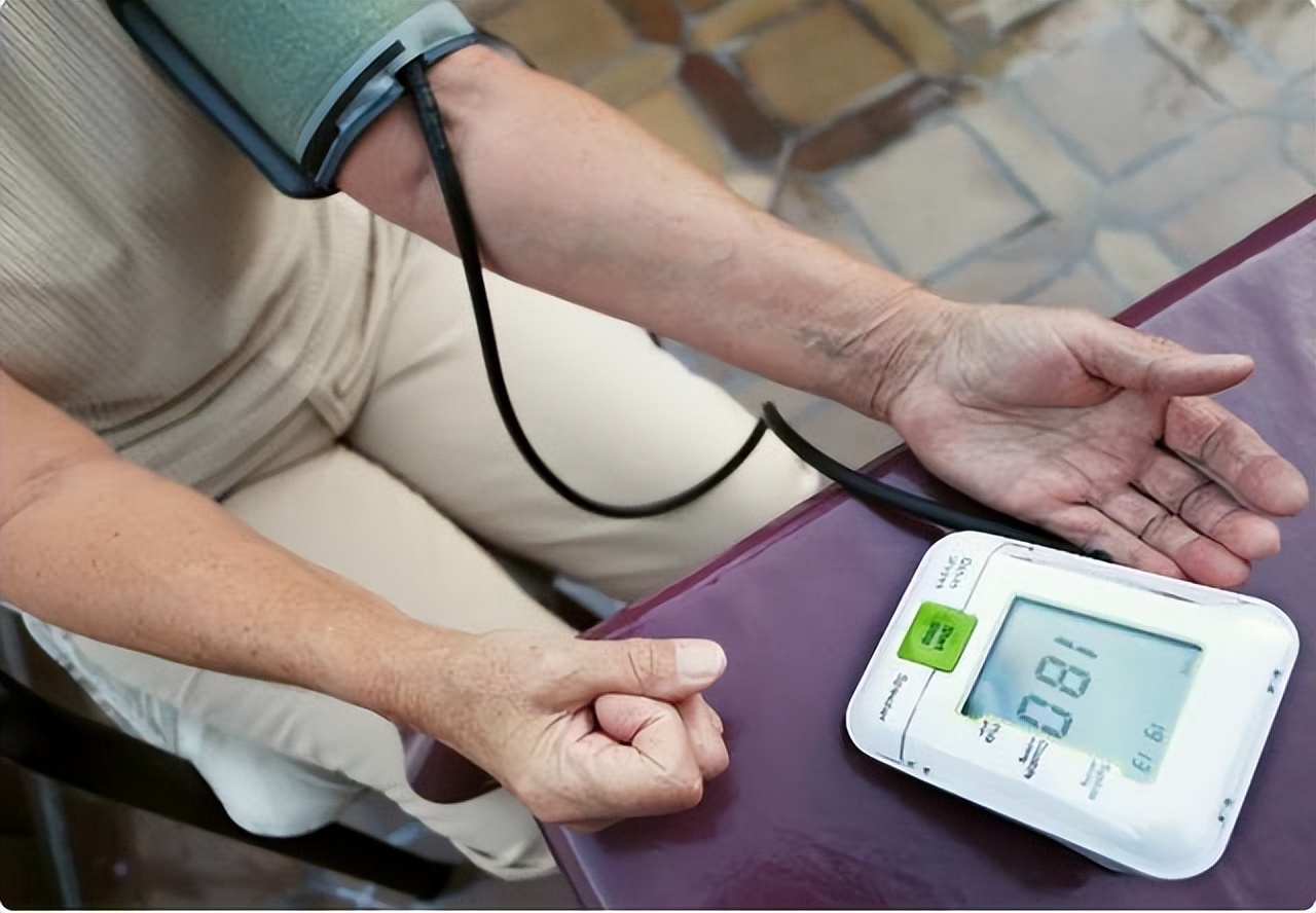 高血压时血管会产生如何的变化,高血压会引起手指甲的什么变化