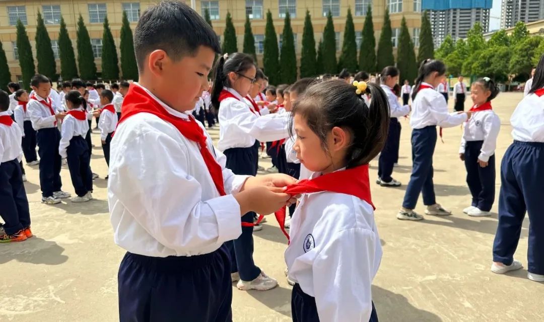 学习二十大争做好队员——盐湖区舜帝复旦示范小学少先队员分批入队仪式