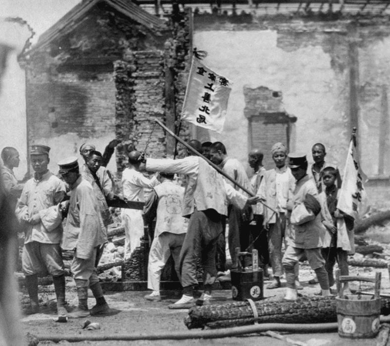 日军罪行照片：攻陷香港后兽性毕露，当场轮番侵犯新婚女明星