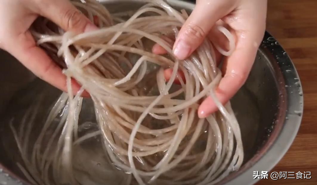 如何把酸辣粉做出特别好吃,学做自制酸辣粉