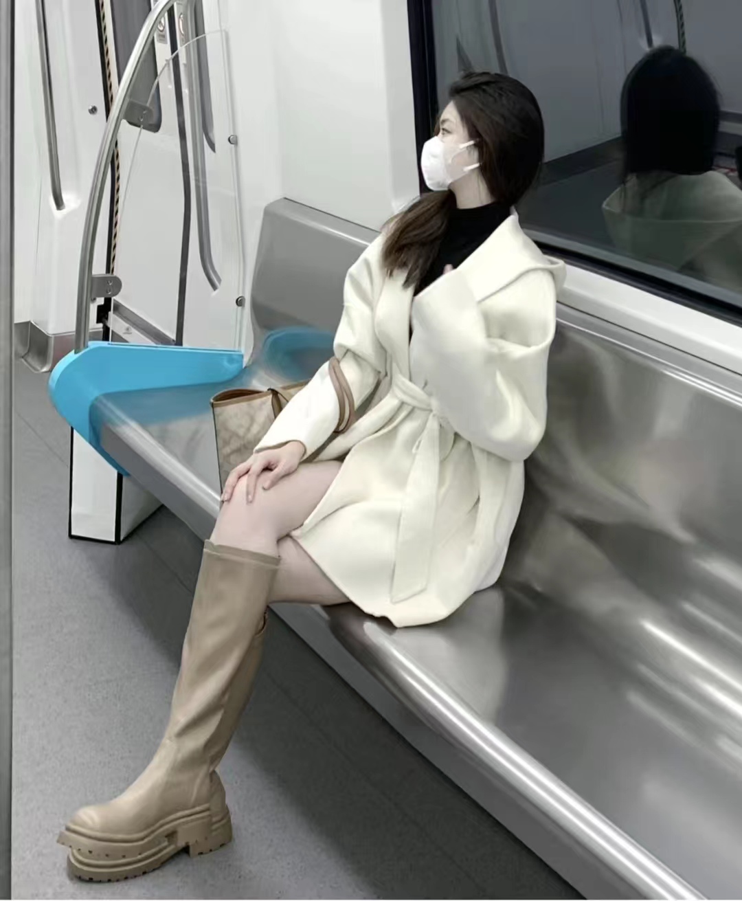 黑色大衣搭配什么颜色毛衣显高级,深棕灰色格子大衣怎么穿出高级感