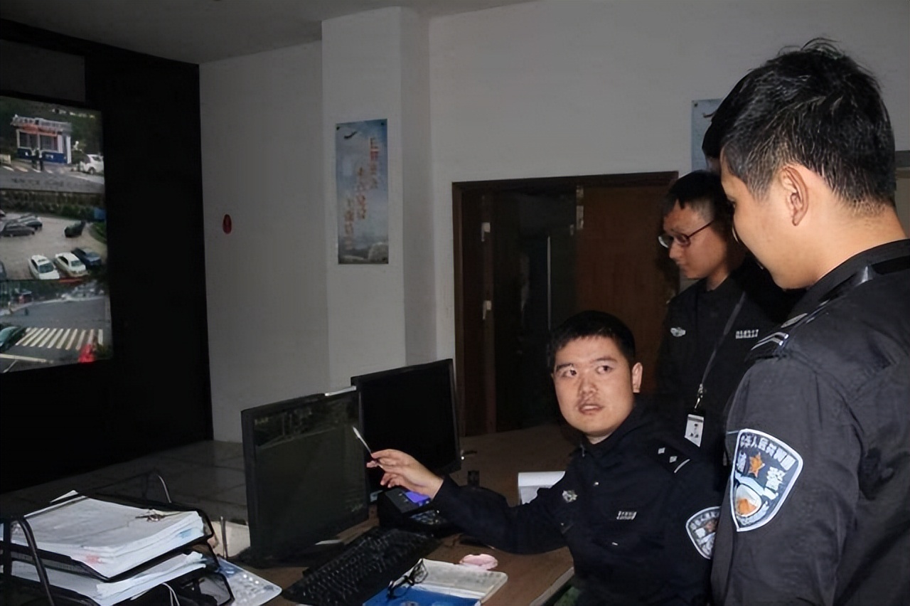 2015年，安徽女孩上街“扮牛”让人骑5元一次，背后隐情催人泪下